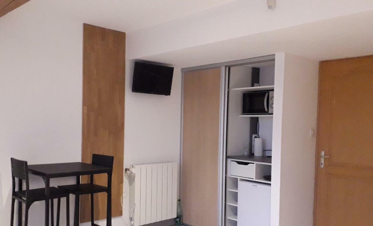Studio Independant Avec Parking Ferme Et Securise Lédenon Екстериор снимка